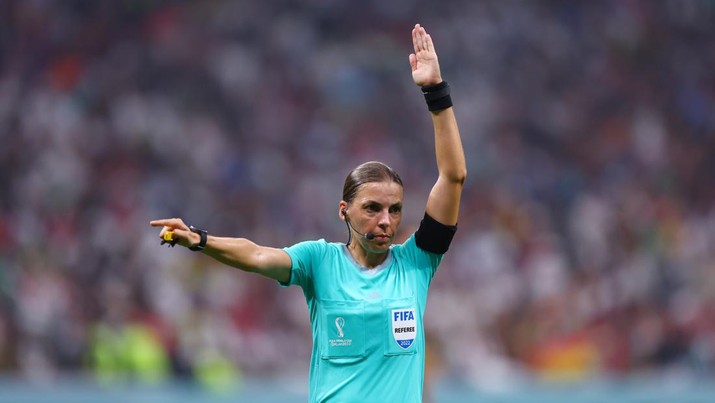 Wasit wanita piala dunia Stephanie Frappart Wasit Stephanie Frappart menunjuk ke kiri selama pertandingan Piala Dunia Qatar antara Kosta Rika melawan Jerman pada babak penyisihan Grup E di Stadion Al Bayt, Qatar, Kamis (1/12/2022). (Photo by Tom Weller/picture alliance via Getty Images)