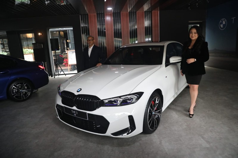 Mobil BMW Seri 3 terbaru yang baru diluncurkan di kawasan Plaza Senayan, Jakarta, Jumat (2/12/2022). Sedan premium tersebut mendapat sejumlah perubahan. (CNBC Indonesia/ Muhammad Sabki)