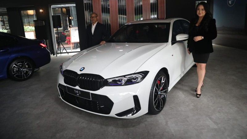Mobil BMW Seri 3 terbaru yang baru diluncurkan di kawasan Plaza Senayan, Jakarta, Jumat (2/12/2022). Sedan premium tersebut mendapat sejumlah perubahan. (CNBC Indonesia/ Muhammad Sabki)
