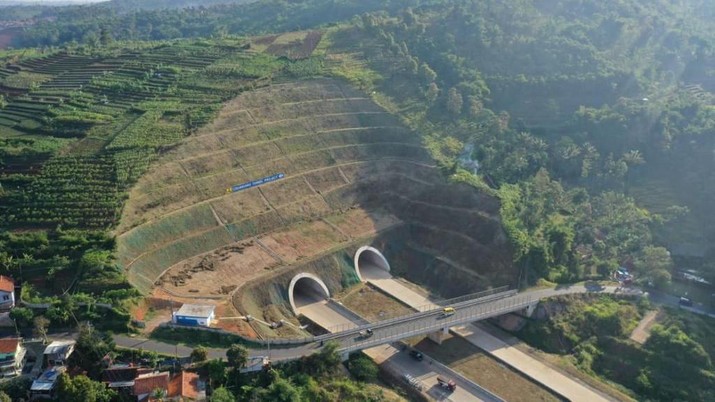 Jalan Tol Cileunyi-Sumedang-Dawuan (Cisumdawu) memiliki terowongan kembar yang menembus wilayah perbukitan. Terowongan kembar yang ada pada tol untuk akses ke Bandara Kertajati ini memiliki panjang 472 meter dan lebar 14 meter. (Dok: PUPR)