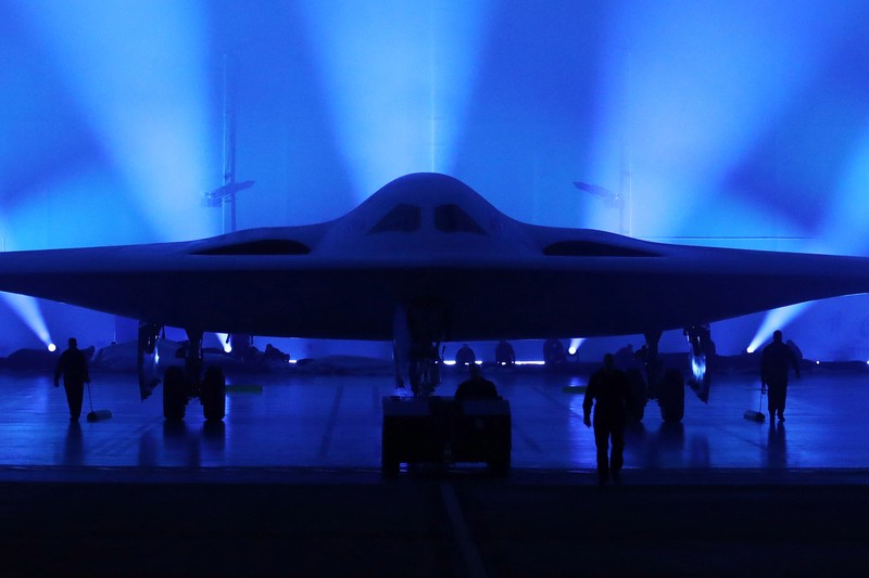 Menteri Pertahanan AS Lloyd Austin berbicara pada upacara pembukaan B-21 Raider di Pabrik Angkatan Udara Northrop Grumman 42 di Palmdale, California, 2 Desember 2022. (AFP via Getty Images/FREDERIC J. BROWN)