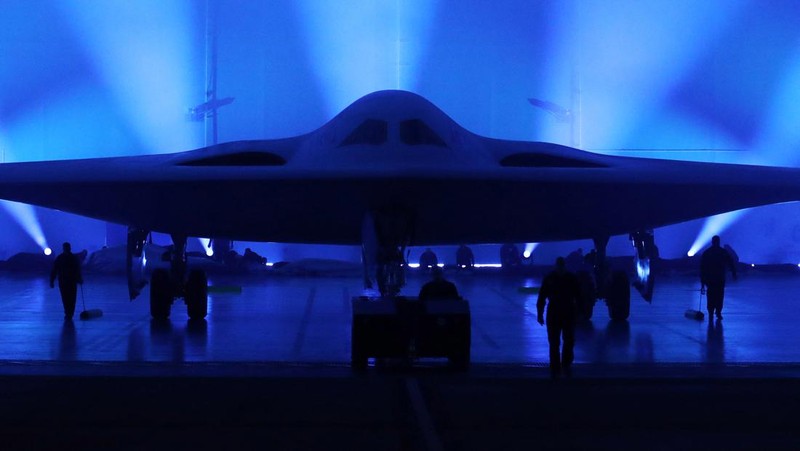 Menteri Pertahanan AS Lloyd Austin berbicara pada upacara pembukaan B-21 Raider di Pabrik Angkatan Udara Northrop Grumman 42 di Palmdale, California, 2 Desember 2022. (AFP via Getty Images/FREDERIC J. BROWN)