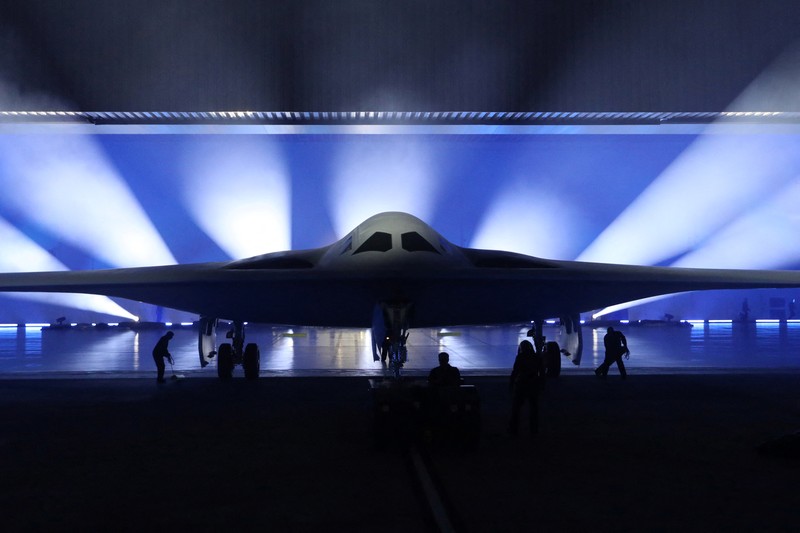 Menteri Pertahanan AS Lloyd Austin berbicara pada upacara pembukaan B-21 Raider di Pabrik Angkatan Udara Northrop Grumman 42 di Palmdale, California, 2 Desember 2022. (AFP via Getty Images/FREDERIC J. BROWN)
