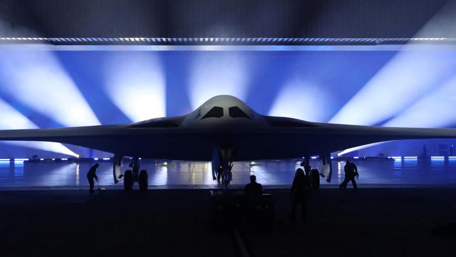 Menteri Pertahanan AS Lloyd Austin berbicara pada upacara pembukaan B-21 Raider di Pabrik Angkatan Udara Northrop Grumman 42 di Palmdale, California, 2 Desember 2022. (AFP via Getty Images/FREDERIC J. BROWN)
