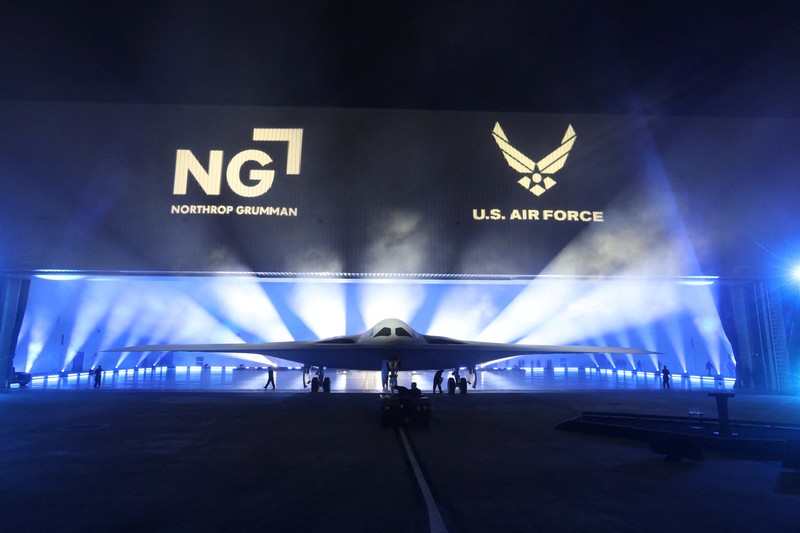 Menteri Pertahanan AS Lloyd Austin berbicara pada upacara pembukaan B-21 Raider di Pabrik Angkatan Udara Northrop Grumman 42 di Palmdale, California, 2 Desember 2022. (AFP via Getty Images/FREDERIC J. BROWN)