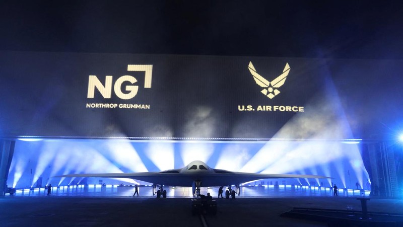 Menteri Pertahanan AS Lloyd Austin berbicara pada upacara pembukaan B-21 Raider di Pabrik Angkatan Udara Northrop Grumman 42 di Palmdale, California, 2 Desember 2022. (AFP via Getty Images/FREDERIC J. BROWN)