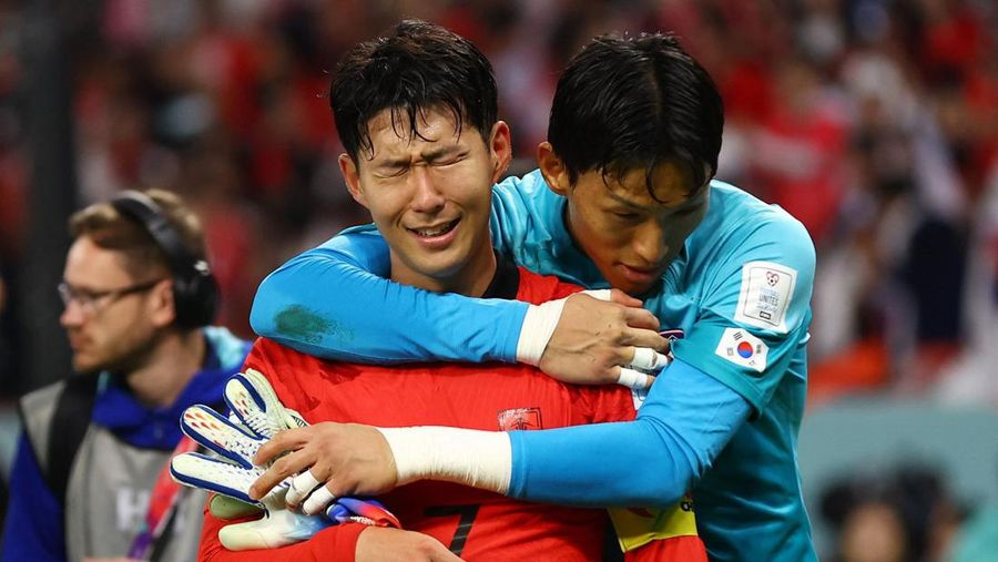 Kapten timnas Korea Selatan Son Heung-min (kaos merah) menangis usai membawa negaranya ke 16 besar