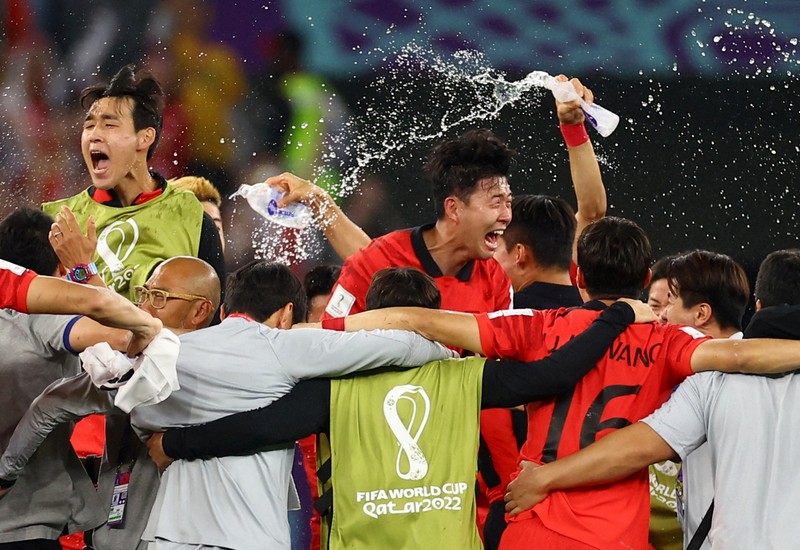 Korea Selatan bermain dengan istimewa pada pertandingan terakhir babak grup Piala Dunia 2022, Jumat (2/12).  (REUTERS/MATTHEW CHILDS)