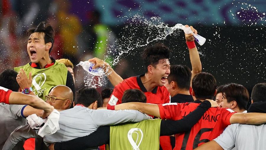 Korea Selatan bermain dengan istimewa pada pertandingan terakhir babak grup Piala Dunia 2022, Jumat (2/12).  (REUTERS/KAI PFAFFENBACH)