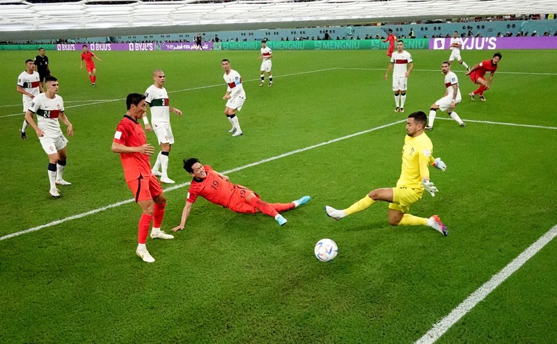 Korea Selatan bermain dengan istimewa pada pertandingan terakhir babak grup Piala Dunia 2022, Jumat (2/12).  (REUTERS/MATTHEW CHILDS)