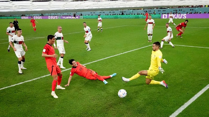 Korea Selatan bermain dengan istimewa pada pertandingan terakhir babak grup Piala Dunia 2022, Jumat (2/12).  (REUTERS/MATTHEW CHILDS)