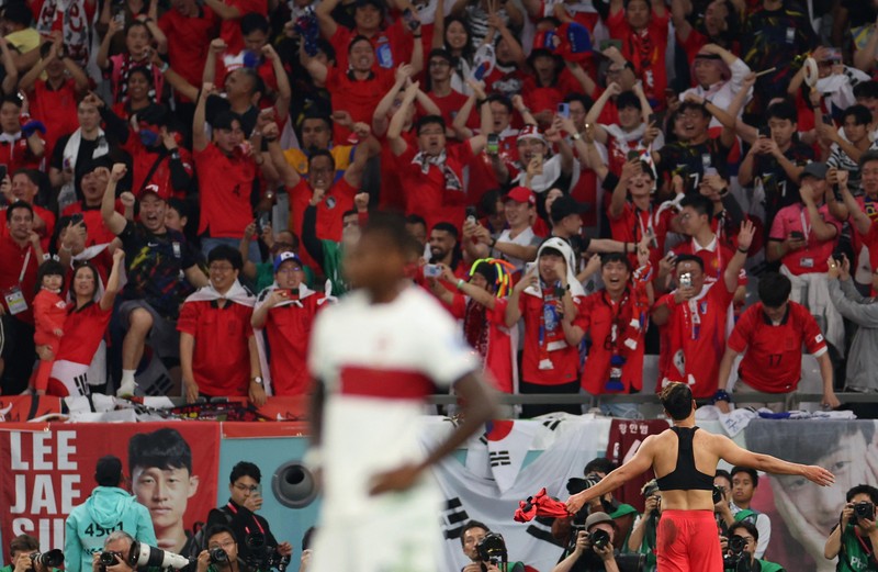 Korea Selatan bermain dengan istimewa pada pertandingan terakhir babak grup Piala Dunia 2022, Jumat (2/12).  (REUTERS/MATTHEW CHILDS)