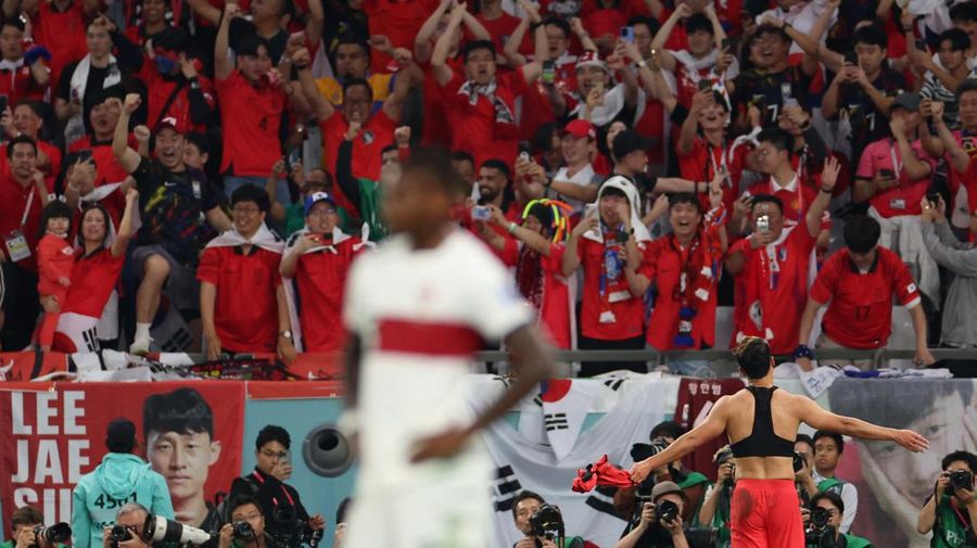 Korea Selatan bermain dengan istimewa pada pertandingan terakhir babak grup Piala Dunia 2022, Jumat (2/12). (REUTERS/PEDRO NUNES)