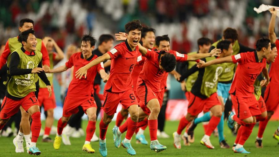 Korea Selatan bermain dengan istimewa pada pertandingan terakhir babak grup Piala Dunia 2022, Jumat (2/12).  (REUTERS/MATTHEW CHILDS)