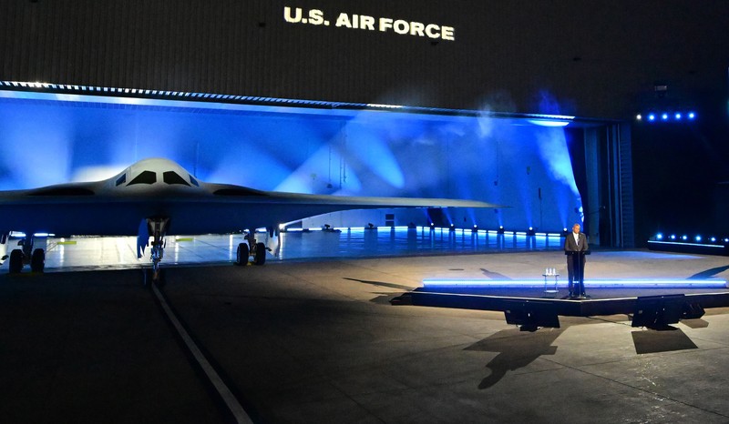 Menteri Pertahanan AS Lloyd Austin berbicara pada upacara pembukaan B-21 Raider di Pabrik Angkatan Udara Northrop Grumman 42 di Palmdale, California, 2 Desember 2022. (AFP via Getty Images/FREDERIC J. BROWN)