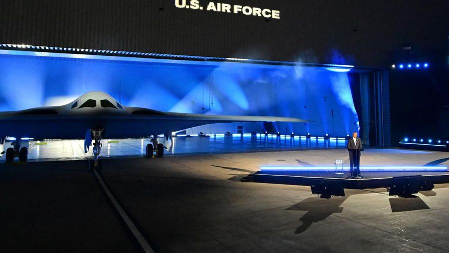 Menteri Pertahanan AS Lloyd Austin berbicara pada upacara pembukaan B-21 Raider di Pabrik Angkatan Udara Northrop Grumman 42 di Palmdale, California, 2 Desember 2022. (AFP via Getty Images/FREDERIC J. BROWN)