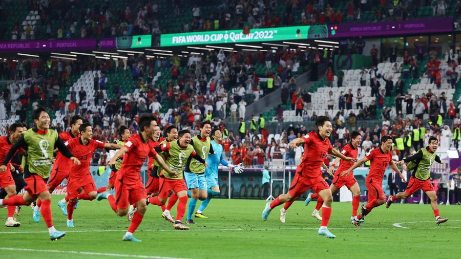 Timnas Korea Selatan merayakan kemenangan usai dipastikan lolos ke babak 16 besar