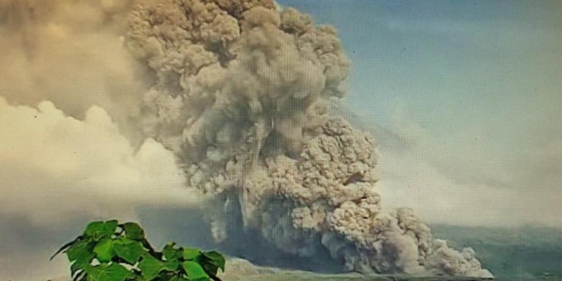 Gunung Semeru memuntahkan asap dan abu di Lumajang pada 4 Desember 2022. AP/ Gunung Semeru memuntahkan asap dan abu di Lumajang pada 4 Desember 2022. AP/