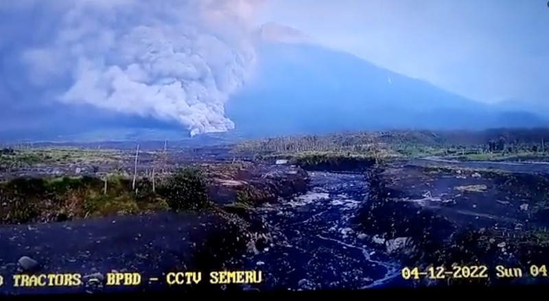 Gunung Semeru memuntahkan asap dan abu di Lumajang pada 4 Desember 2022. AP/ Gunung Semeru memuntahkan asap dan abu di Lumajang pada 4 Desember 2022. AP/
