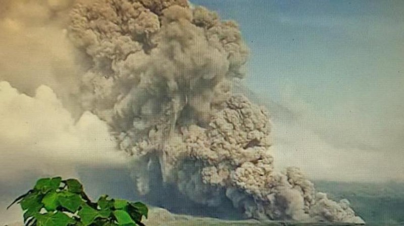 Gunung Semeru memuntahkan asap dan abu di Lumajang pada 4 Desember 2022. AP/