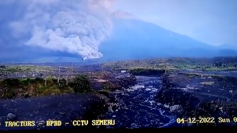 Gunung Semeru memuntahkan asap dan abu di Lumajang pada 4 Desember 2022. AP/