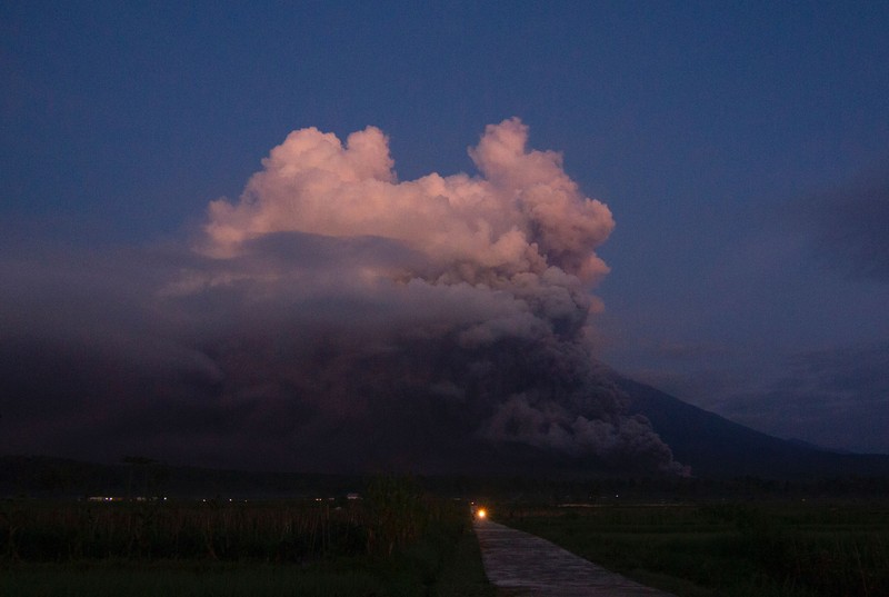 Gunung Semeru memuntahkan asap dan abu di Lumajang pada 4 Desember 2022. AP/