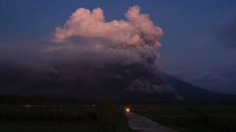 Gunung Semeru memuntahkan asap dan abu di Lumajang pada 4 Desember 2022. AP/