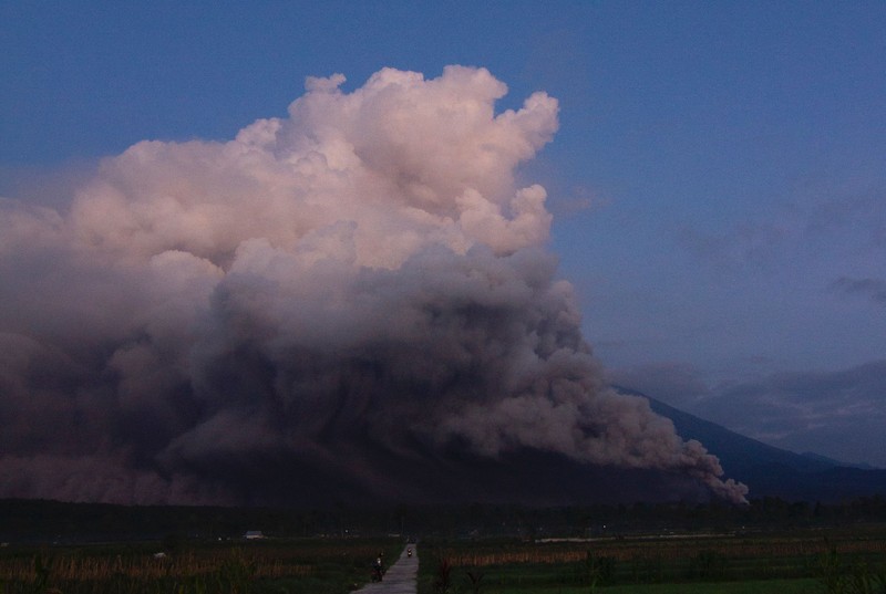 Gunung Semeru memuntahkan asap dan abu di Lumajang pada 4 Desember 2022. AP/