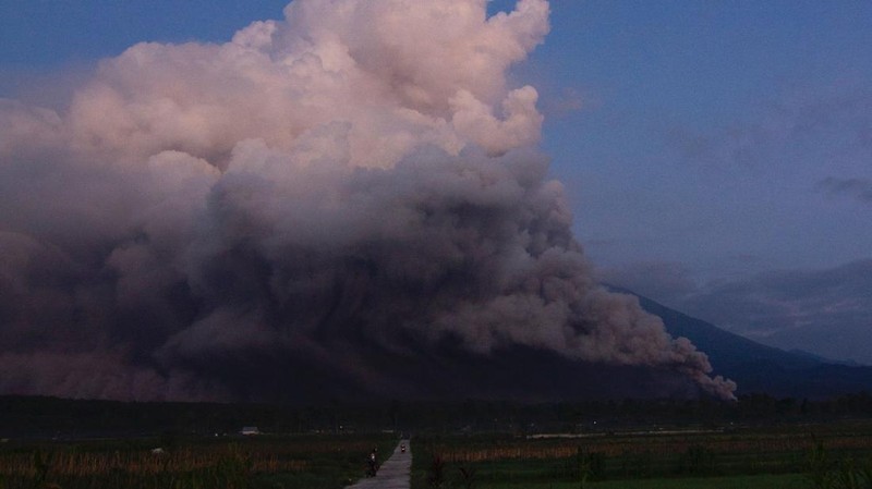 Gunung Semeru memuntahkan asap dan abu di Lumajang pada 4 Desember 2022. AP/