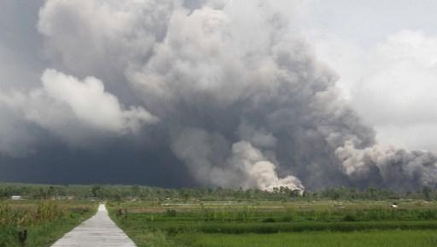 Gunung Semeru memuntahkan asap dan abu di Lumajang pada 4 Desember 2022. (AFP/AGUS HARIANTO)