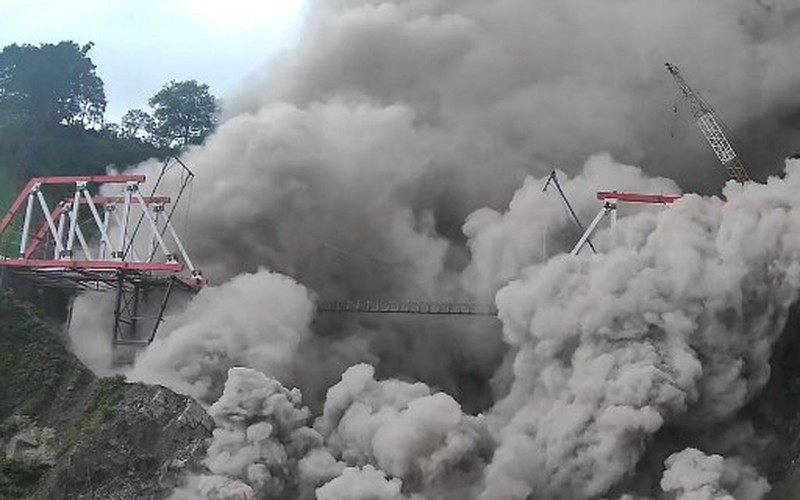 Gunung Semeru memuntahkan asap dan abu di Lumajang pada 4 Desember 2022. (AFP/AGUS HARIANTO) Gunung Semeru memuntahkan asap dan abu di Lumajang pada 4 Desember 2022. (AFP/AGUS HARIANTO)