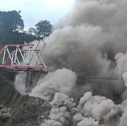 Potret Semburan Gunung Semeru yang Sudah Naik Level Awas