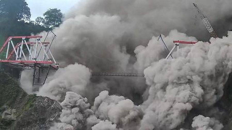 Gunung Semeru memuntahkan asap dan abu di Lumajang pada 4 Desember 2022. (AFP/AGUS HARIANTO)