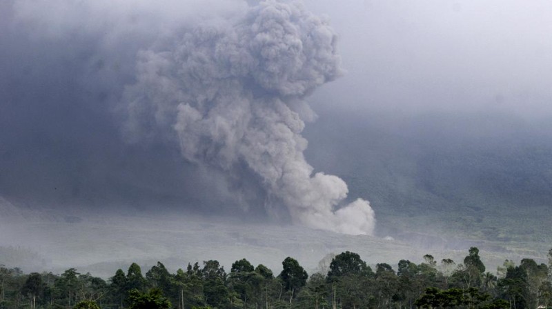 Gunung Semeru memuntahkan asap dan abu di Lumajang pada 4 Desember 2022. AP/