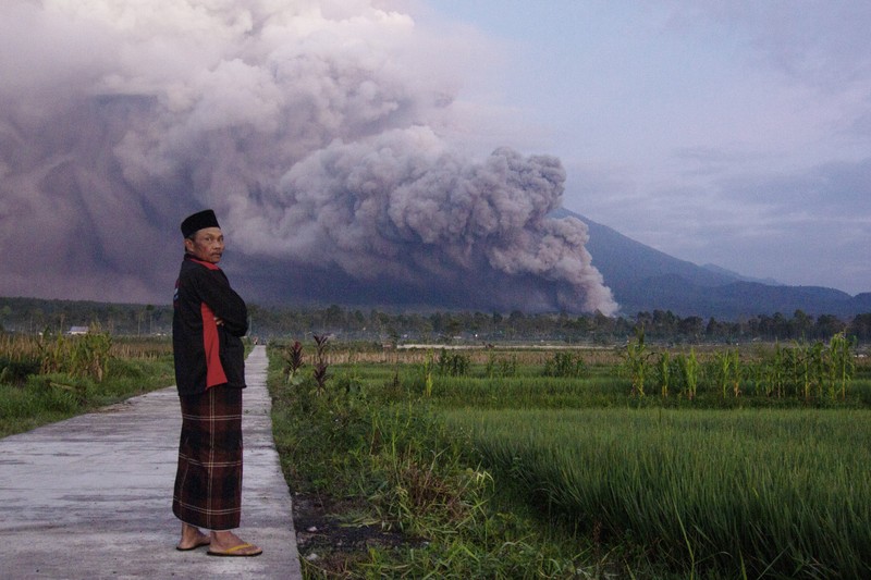 Gunung Semeru memuntahkan asap dan abu di Lumajang pada 4 Desember 2022. AP/ Gunung Semeru memuntahkan asap dan abu di Lumajang pada 4 Desember 2022. AP/