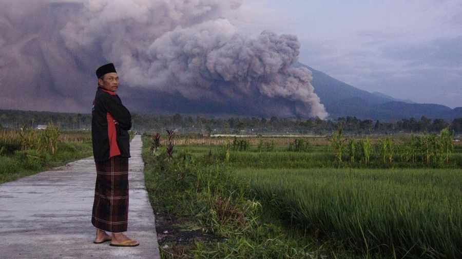 Gunung Semeru memuntahkan asap dan abu di Lumajang pada 4 Desember 2022. AP/
