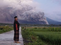 Update Erupsi Semeru: 1.979 Warga Mengungsi di 11 Titik