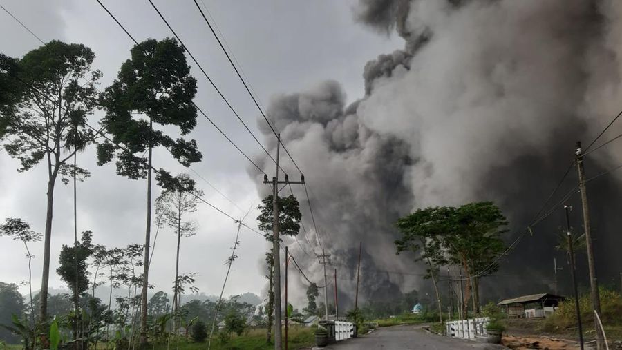 Gunung Semeru memuntahkan asap dan abu di Lumajang pada 4 Desember 2022. (AFP/AGUS HARIANTO)