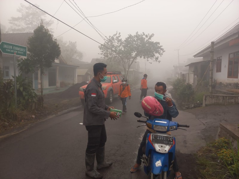 Gunung Semeru memuntahkan asap dan abu di Lumajang pada 4 Desember 2022. (AFP/AGUS HARIANTO)