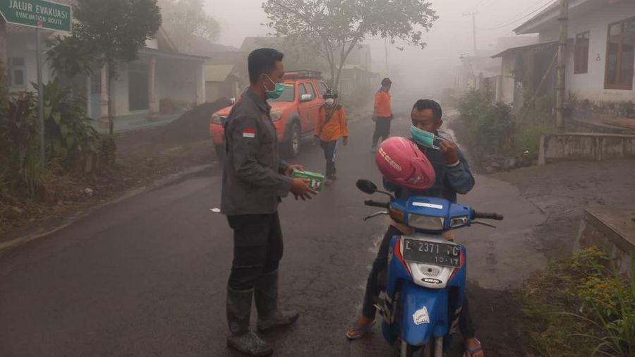 Gunung Semeru memuntahkan asap dan abu di Lumajang pada 4 Desember 2022. (AFP/AGUS HARIANTO)