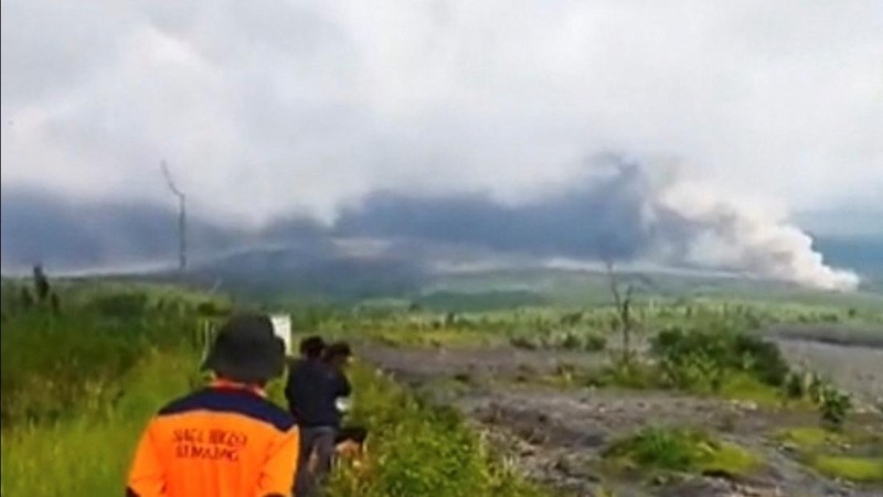 Gunung Semeru memuntahkan asap dan abu di Lumajang pada 4 Desember 2022. (AFP/AGUS HARIANTO)