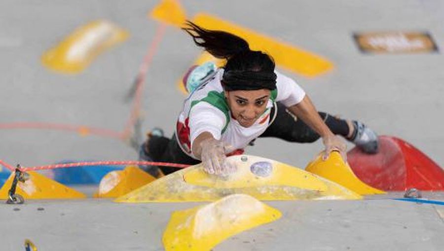 International Federation of Sport Climbing (IFSC) menunjukkan pendaki Iran Elnaz Rekabi berkompetisi selama final boulder putri Kejuaraan Asia IFSC di Seoul, Korea Selatan. (AFP/RHEA KANG)