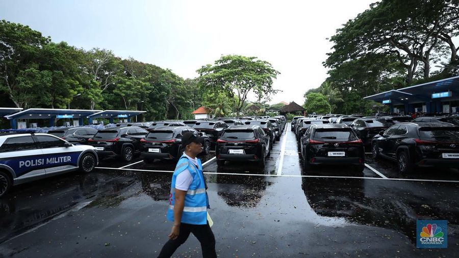 Kendaraan listrik menjadi mode transportasi resmi untuk mendukung operasional selama kegiatan KTT G20 Indonesia berlangsung. PLN menyiapkan Stasiun Pengisian Kendaraan Listrik Umum (SPKLU) di sejumlah titik, di kawasan pelaksanaan KTT G20. (CNBC Indonesia/Tri Susilo)