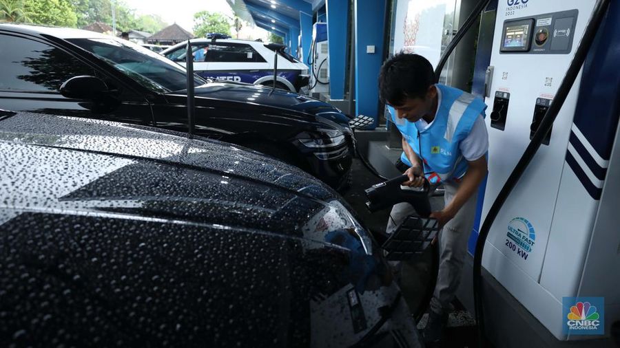 Kendaraan listrik menjadi mode transportasi resmi untuk mendukung operasional selama kegiatan KTT G20 Indonesia berlangsung. PLN menyiapkan Stasiun Pengisian Kendaraan Listrik Umum (SPKLU) di sejumlah titik, di kawasan pelaksanaan KTT G20. (CNBC Indonesia/Tri Susilo)