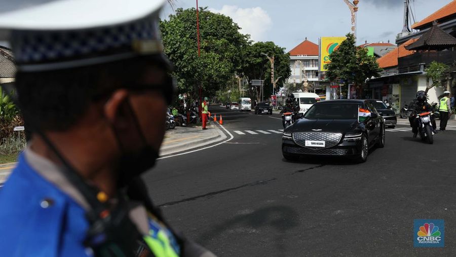 Kendaraan listrik menjadi mode transportasi resmi untuk mendukung operasional selama kegiatan KTT G20 Indonesia berlangsung. PLN menyiapkan Stasiun Pengisian Kendaraan Listrik Umum (SPKLU) di sejumlah titik, di kawasan pelaksanaan KTT G20. (CNBC Indonesia/Tri Susilo)