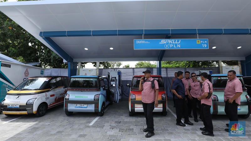 Kendaraan listrik menjadi mode transportasi resmi untuk mendukung operasional selama kegiatan KTT G20 Indonesia berlangsung. PLN menyiapkan Stasiun Pengisian Kendaraan Listrik Umum (SPKLU) di sejumlah titik, di kawasan pelaksanaan KTT G20. (CNBC Indonesia/Tri Susilo)