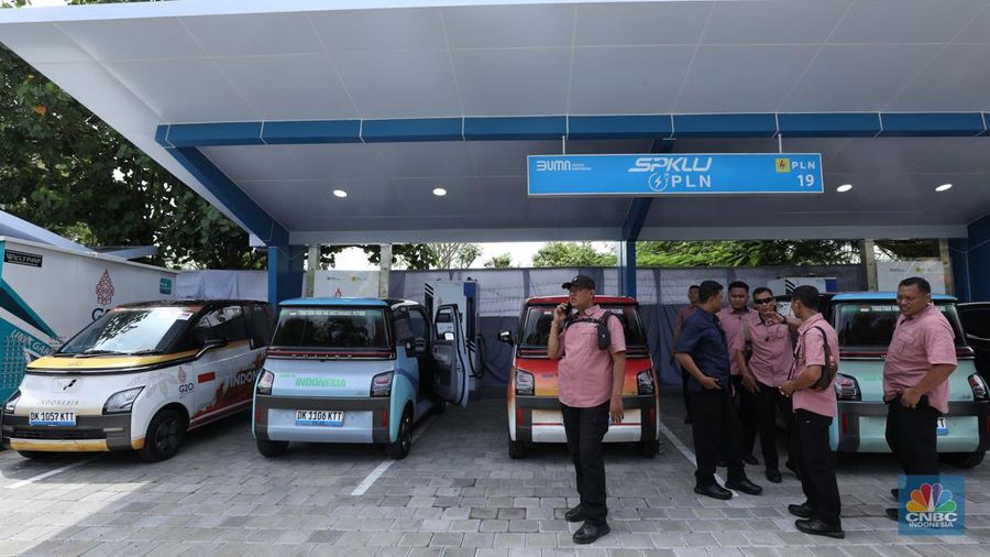 Kendaraan listrik menjadi mode transportasi resmi untuk mendukung operasional selama kegiatan KTT G20 Indonesia berlangsung. PLN menyiapkan Stasiun Pengisian Kendaraan Listrik Umum (SPKLU) di sejumlah titik, di kawasan pelaksanaan KTT G20. (CNBC Indonesia/Tri Susilo)