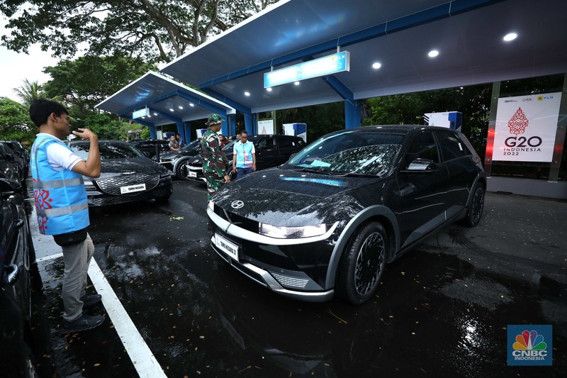 Kendaraan listrik menjadi mode transportasi resmi untuk mendukung operasional selama kegiatan KTT G20 Indonesia berlangsung. PLN menyiapkan Stasiun Pengisian Kendaraan Listrik Umum (SPKLU) di sejumlah titik, di kawasan pelaksanaan KTT G20. (CNBC Indonesia/Tri Susilo)