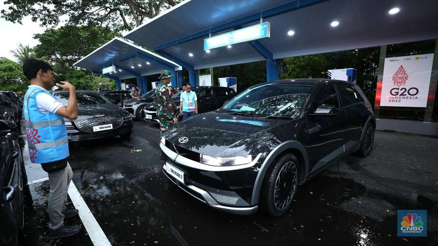 Kendaraan listrik menjadi mode transportasi resmi untuk mendukung operasional selama kegiatan KTT G20 Indonesia berlangsung. PLN menyiapkan Stasiun Pengisian Kendaraan Listrik Umum (SPKLU) di sejumlah titik, di kawasan pelaksanaan KTT G20. (CNBC Indonesia/Tri Susilo)