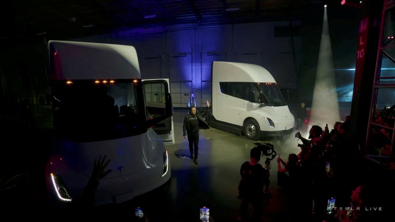 Kepala Eksekutif Tesla Elon Musk berbicara selama siaran langsung pembukaan truk listrik Tesla Semi, di Nevada, AS, (1/12/2022) waktu setempat. (AFP via Getty Images/VERONIQUE DUPONT) Kepala Eksekutif Tesla Elon Musk berbicara selama siaran langsung pembukaan truk listrik Tesla Semi, di Nevada, AS, (1/12/2022) waktu setempat. (AFP via Getty Images/VERONIQUE DUPONT)